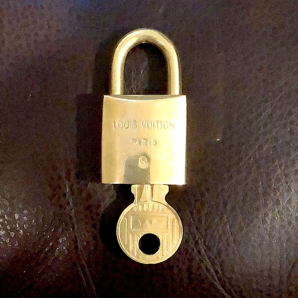 Vintage LV Louis Vuitton Padlock Lock & Key 209 - Picture 4 of 12